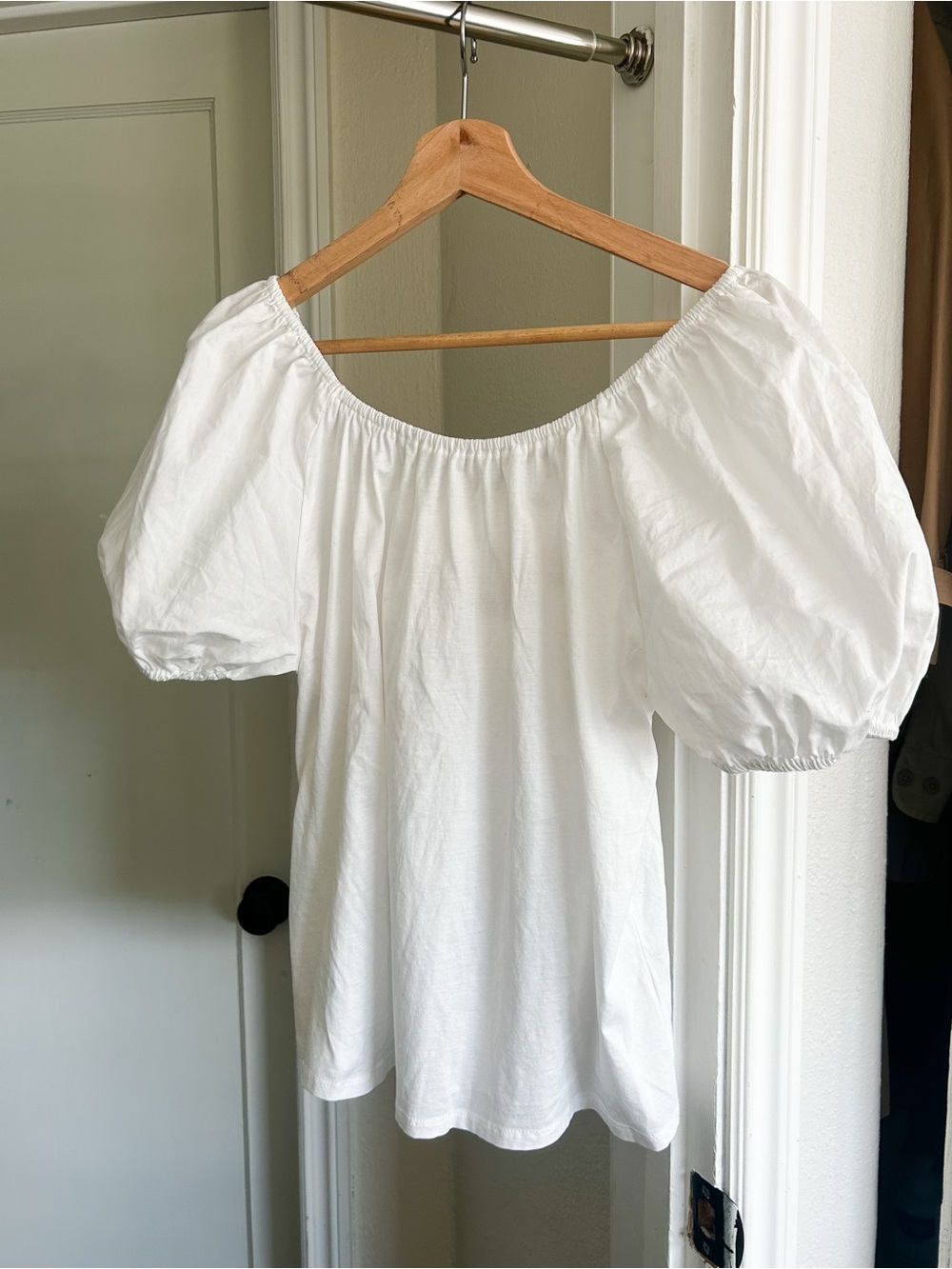 NWOT 100% Cotton White Puff-Sleeve Peasant Top with Tie in Back